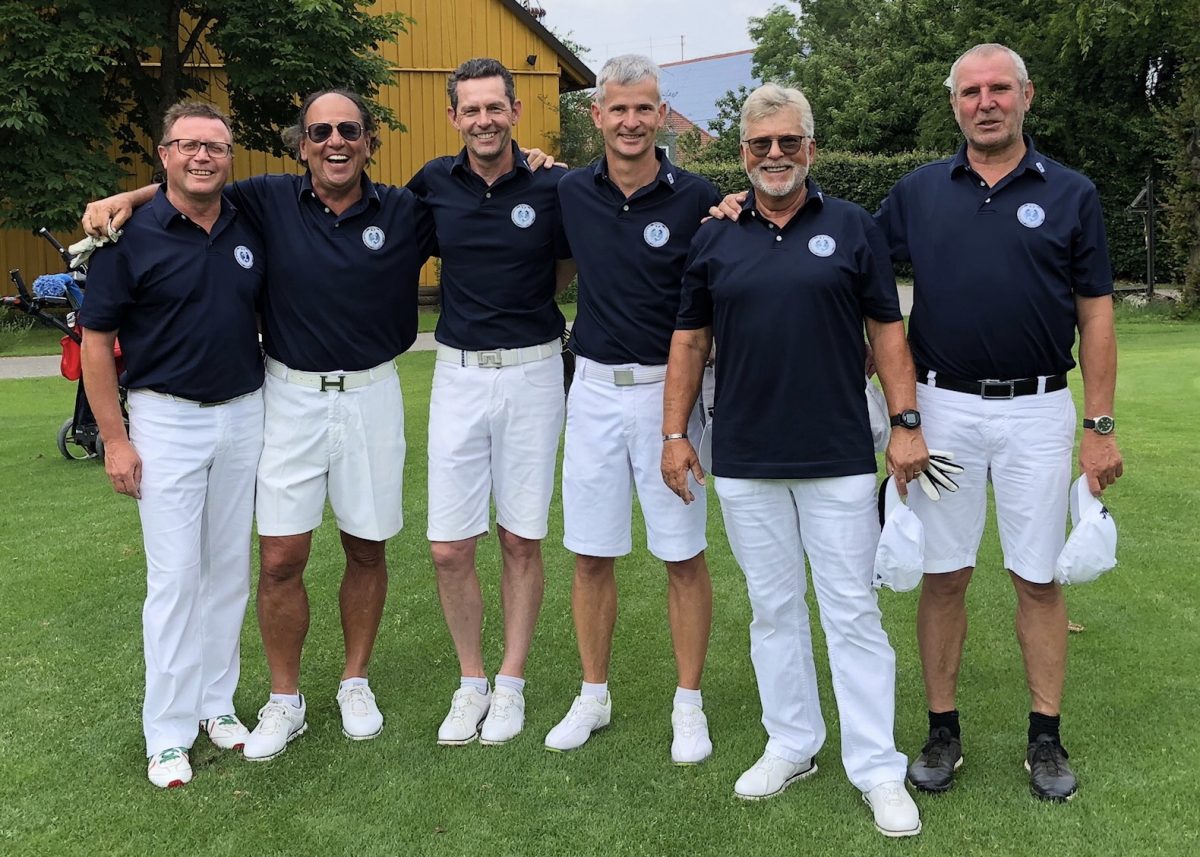 Golfteam: sechs Männer in navy-blauen Poloshirts und weißen Shorts posieren lächelnd auf dem Golfplatz