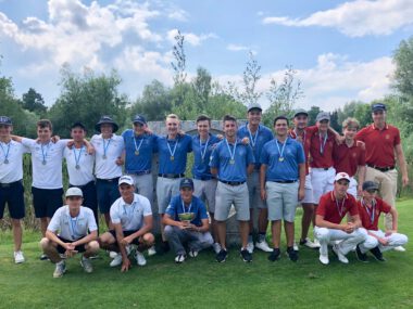Jugend-Golfteam posiert mit Medaillen auf dem Golfplatz – Mannschaftsfoto nach Golfturnier.
