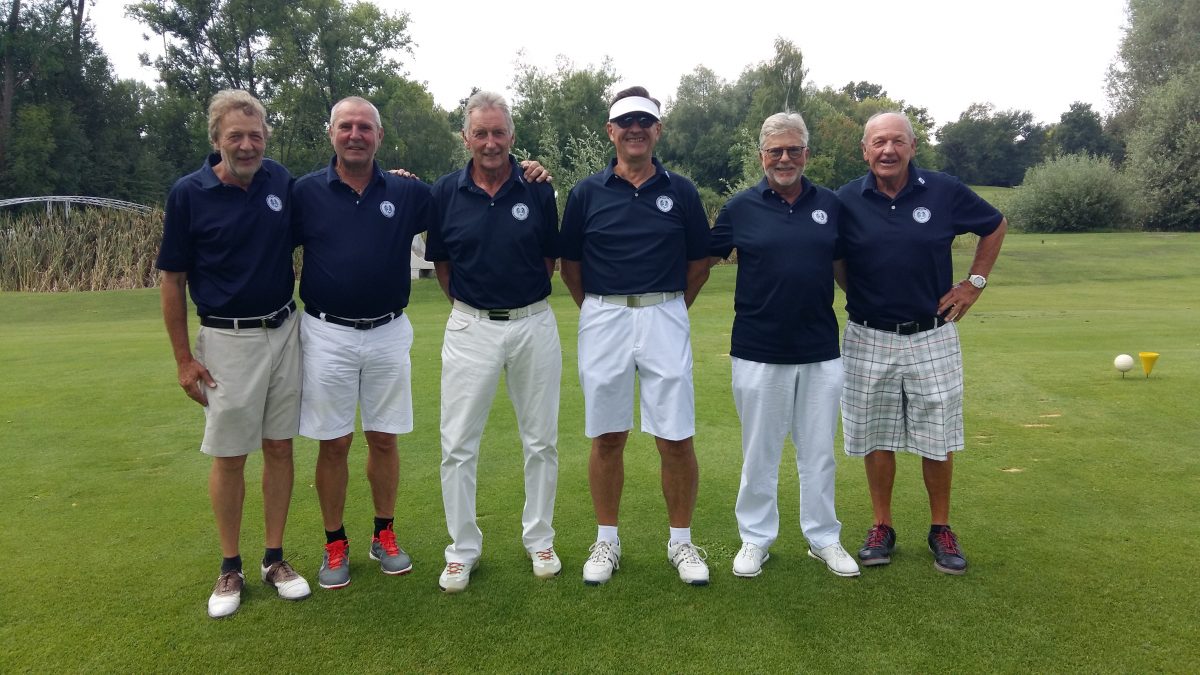 Sechs Senioren-Golfer auf dem Golfplatz – Club-Mannschaftsfoto im einheitlichen Outfit vor Turnier