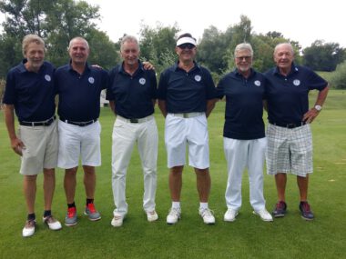 Sechs Senioren-Golfer auf dem Golfplatz – Club-Mannschaftsfoto im einheitlichen Outfit vor Turnier