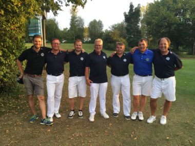 Golfteam posiert auf dem Golfplatz nach Turnier – Herren in Poloshirts und weißen Hosen, Sommerabend im Golfclub
