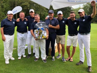 Golfteam feiert Turniersieg mit Geschenkkorb auf dem Grün – Mannschaftsfoto bei der Preisverleihung der Golfliga