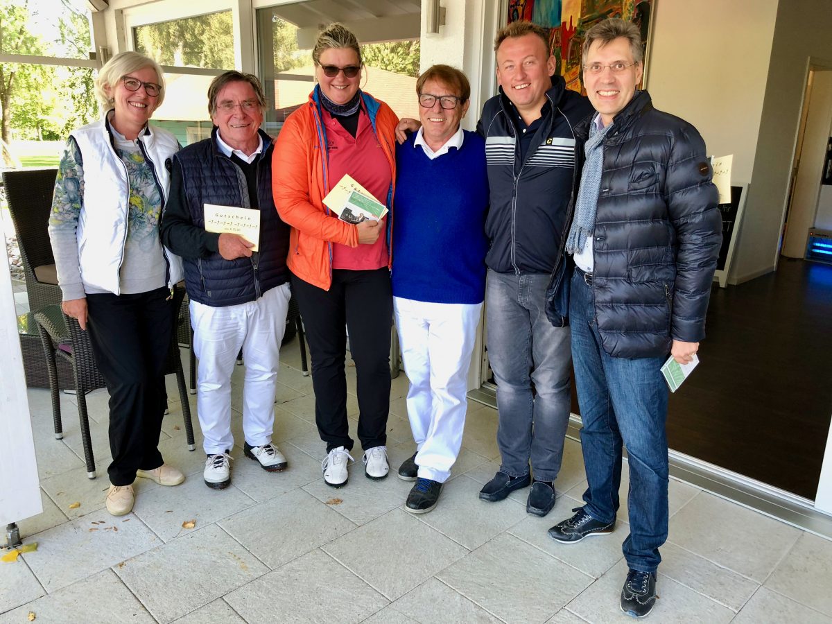 Gruppenfoto: sechs lächelnde Erwachsene mit Gutscheinen im Clubhaus-Eingang bei Vereins-Event, Freizeit, Team, Gewinner